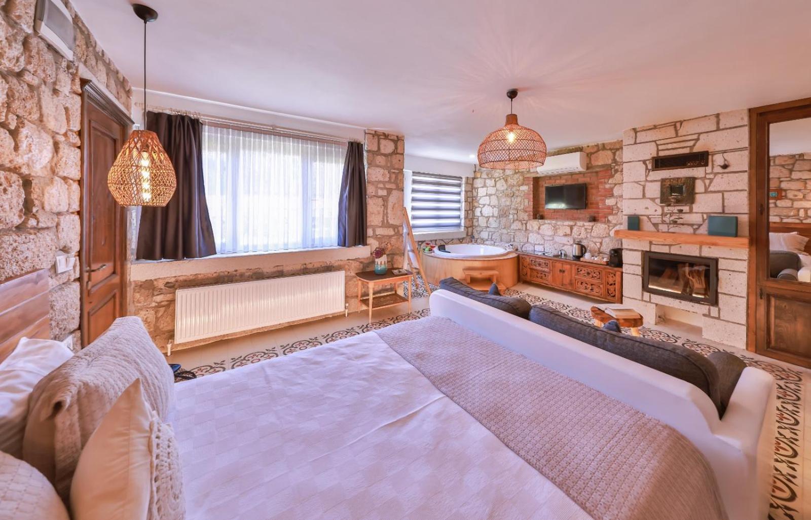 Zimmer mit Kingsize-Bett und Whirlpool